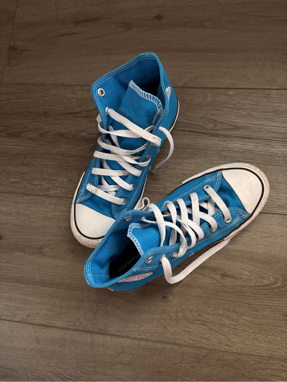 High Top Converse Sneakers in bright Blue